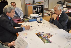 Luciano Bertalot, technical responsible officer for the Micro Fission Chamber Procurement Arrangement, explaining the characteristics of the device in detail to ITER Director-General Osamu Motojima. (Click to view larger version...)